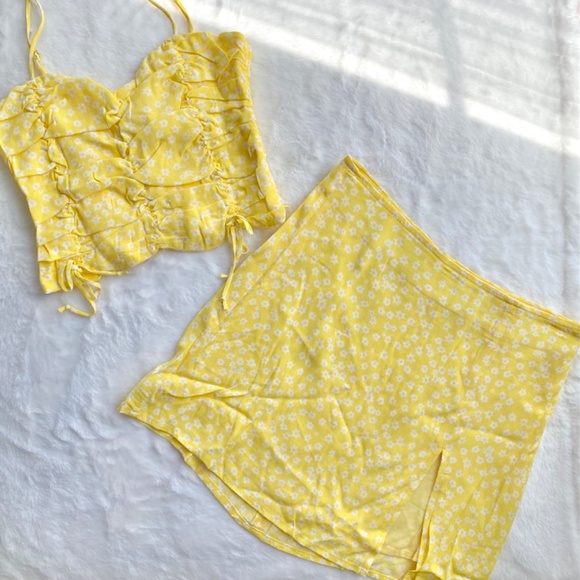 NWT Red Dress Boutique Yellow Floral Print Two Piece Set in Size Small - Picture 4 of 16